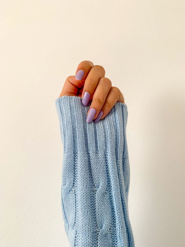 Błękitne paznokcie – pastelowy manicure