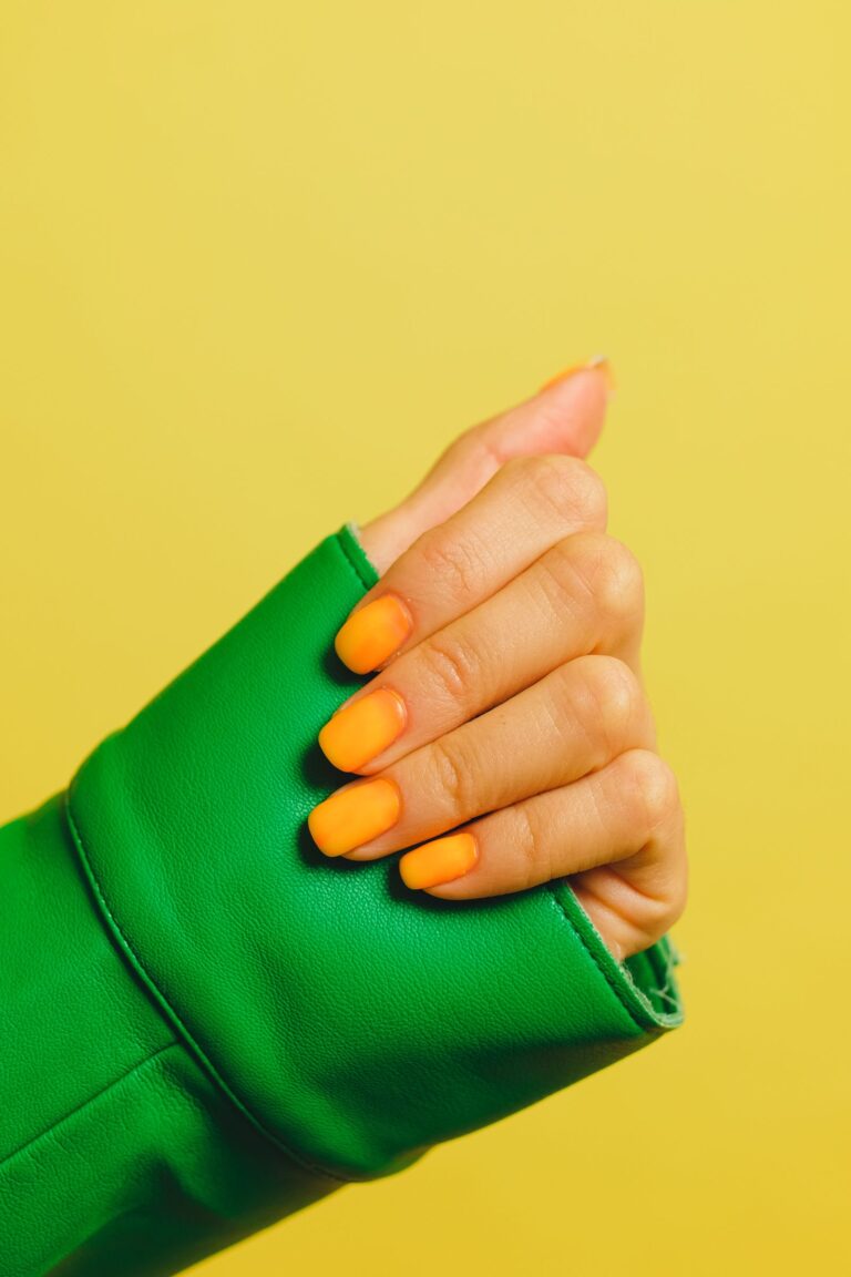 Pomarańczowe paznokcie – manicure