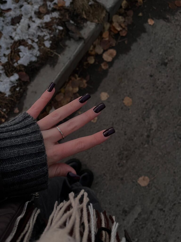 Antracytowe paznokcie – manicure