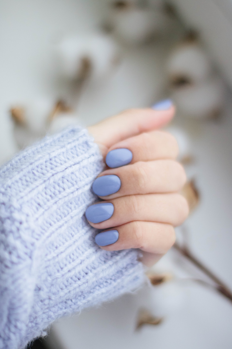 Barwinkowe paznokcie – manicure