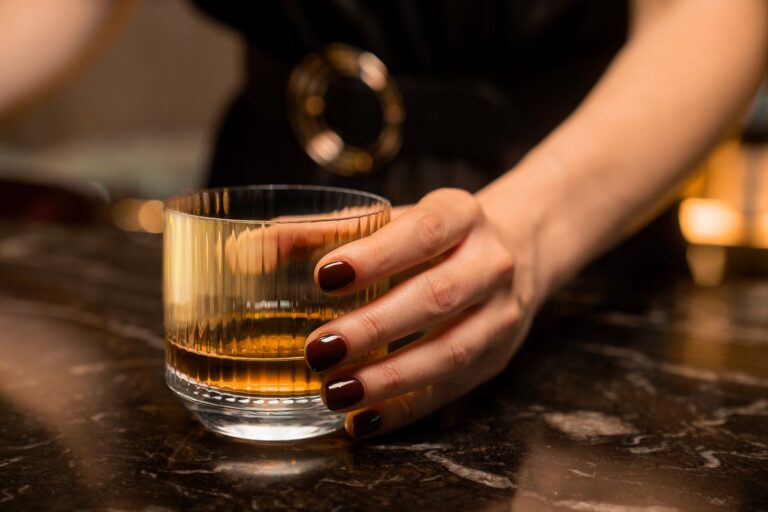 Bursztynowe paznokcie – manicure
