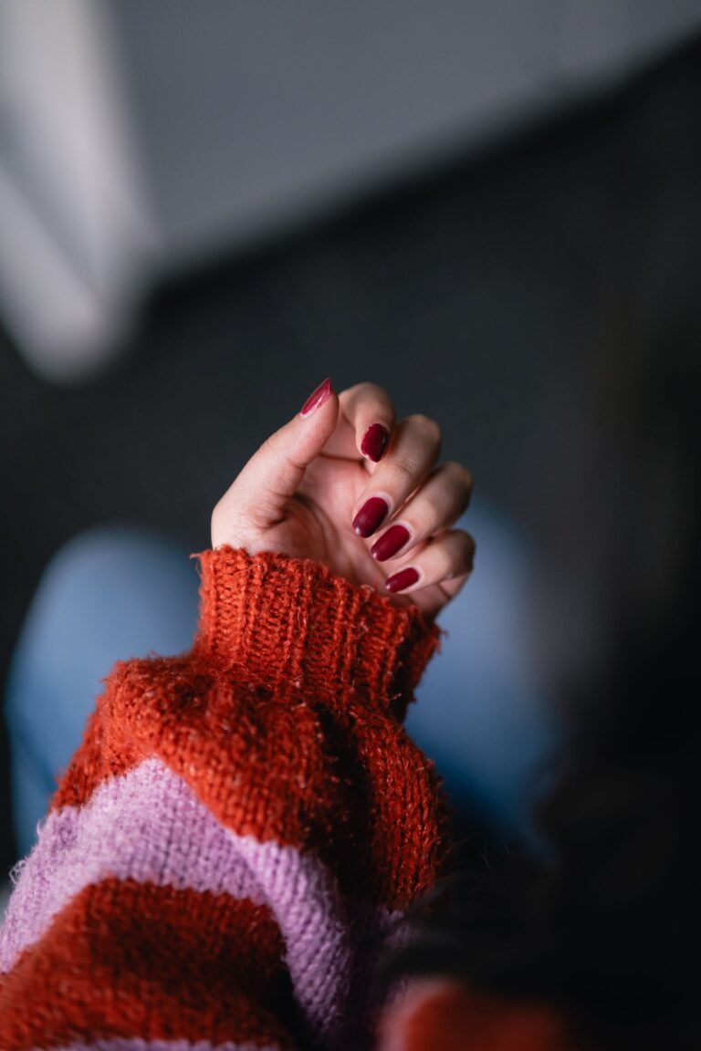 Ceglaste paznokcie – manicure