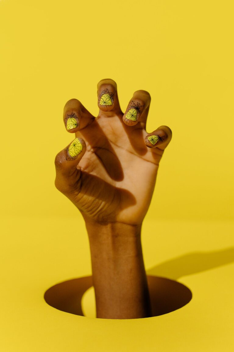 Cytrynowe paznokcie – manicure