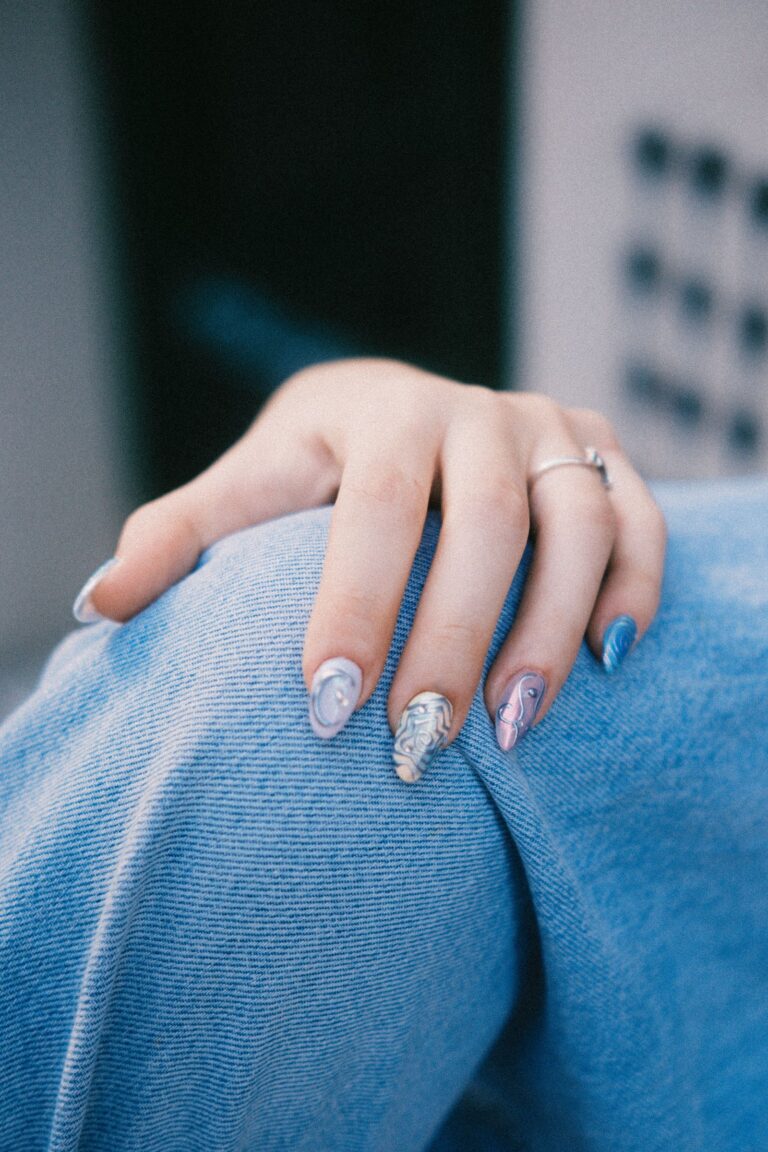 Denimowe paznokcie – manicure