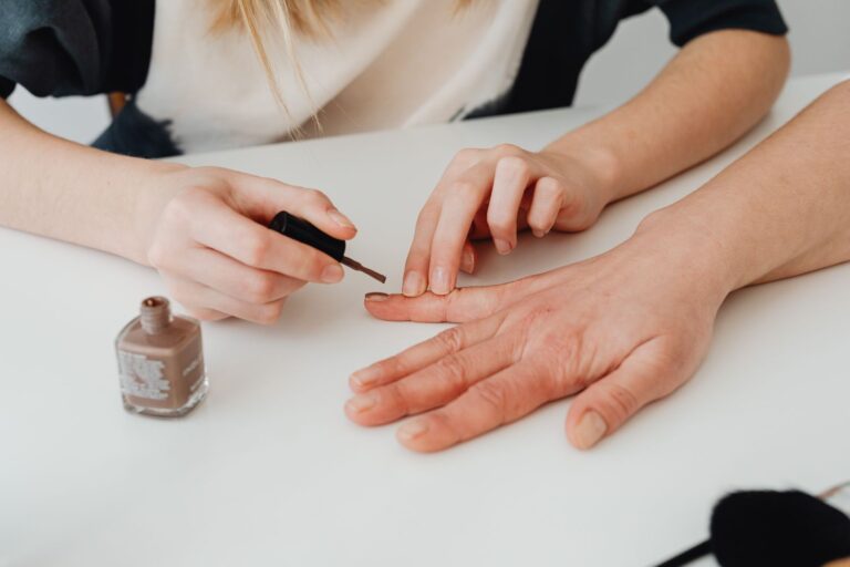Paznokcie greige – manicure