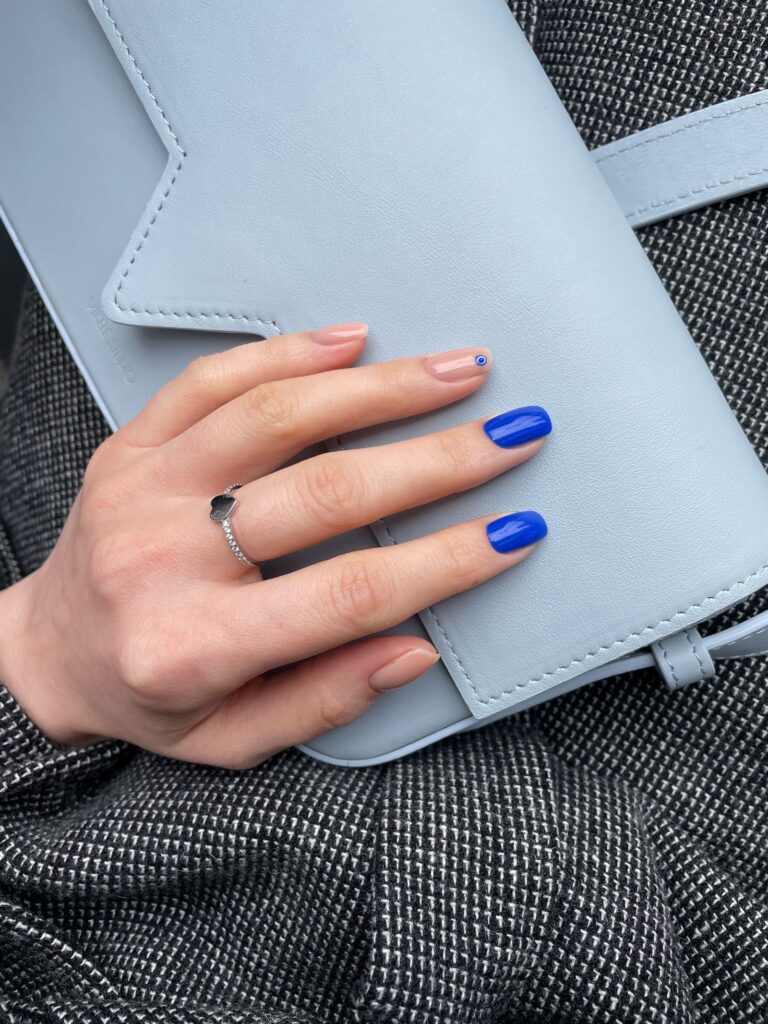 Lazurowe paznokcie – manicure