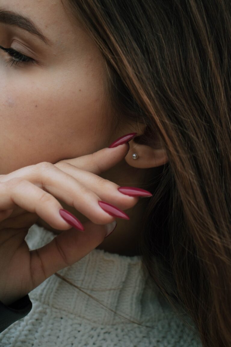 Mahoniowe paznokcie – manicure