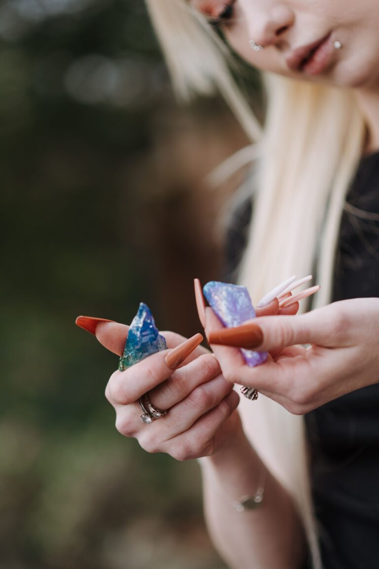 Opalowe paznokcie – opalizujacy manicure