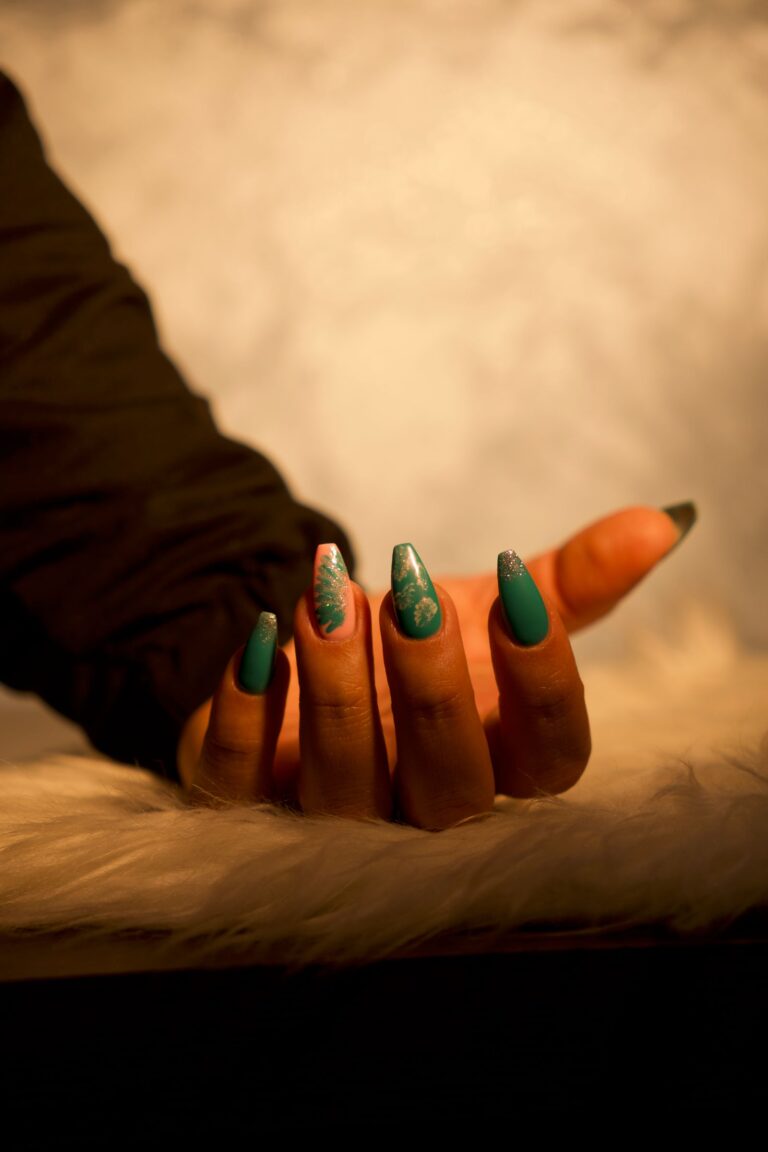Petrolowe paznokcie – manicure