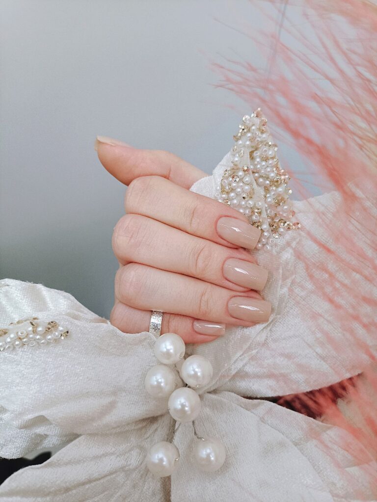 Piaskowe paznokcie – manicure w kolorze piaskowego beżu