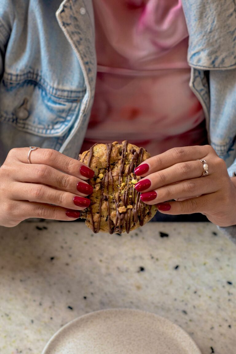 Pistacjowe paznokcie – manicure