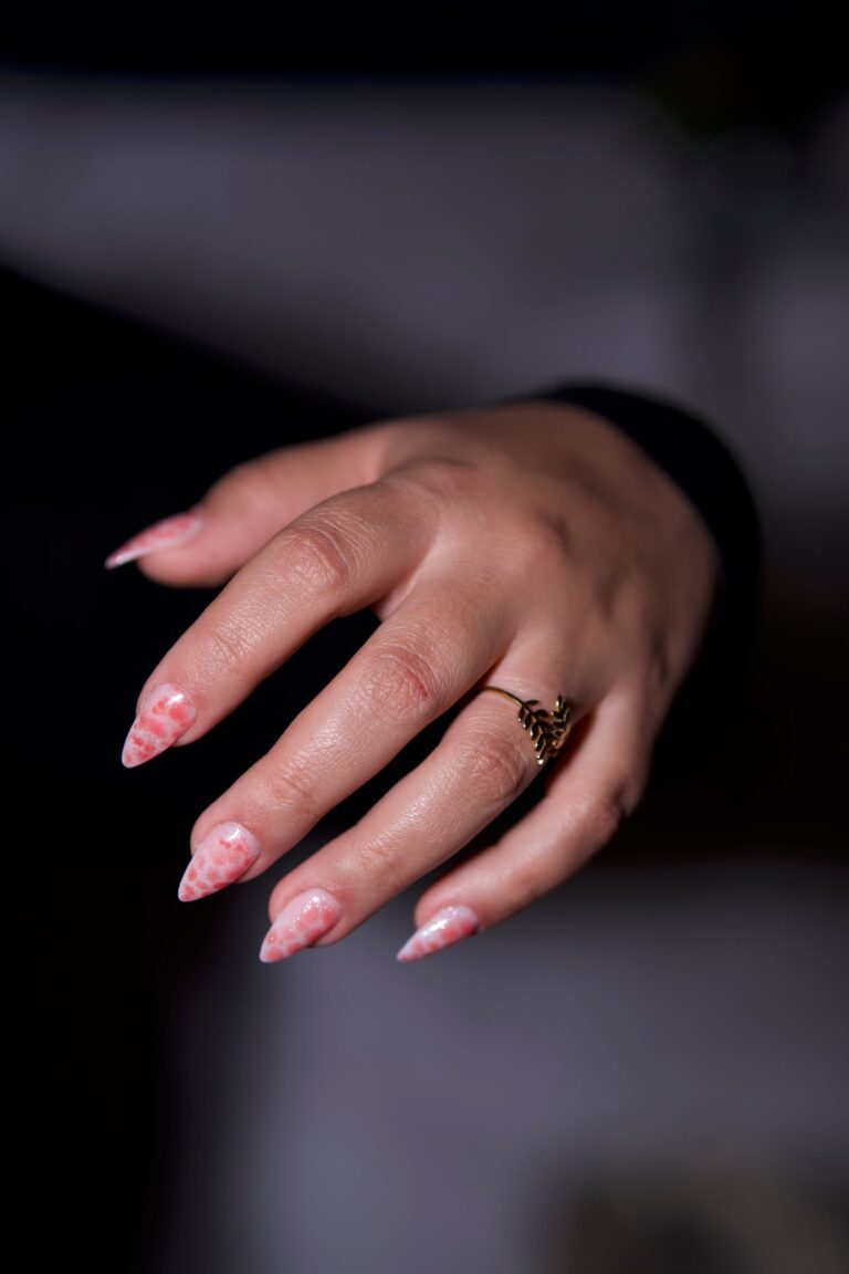Paznokcie w kolorze różowego złota – manicure