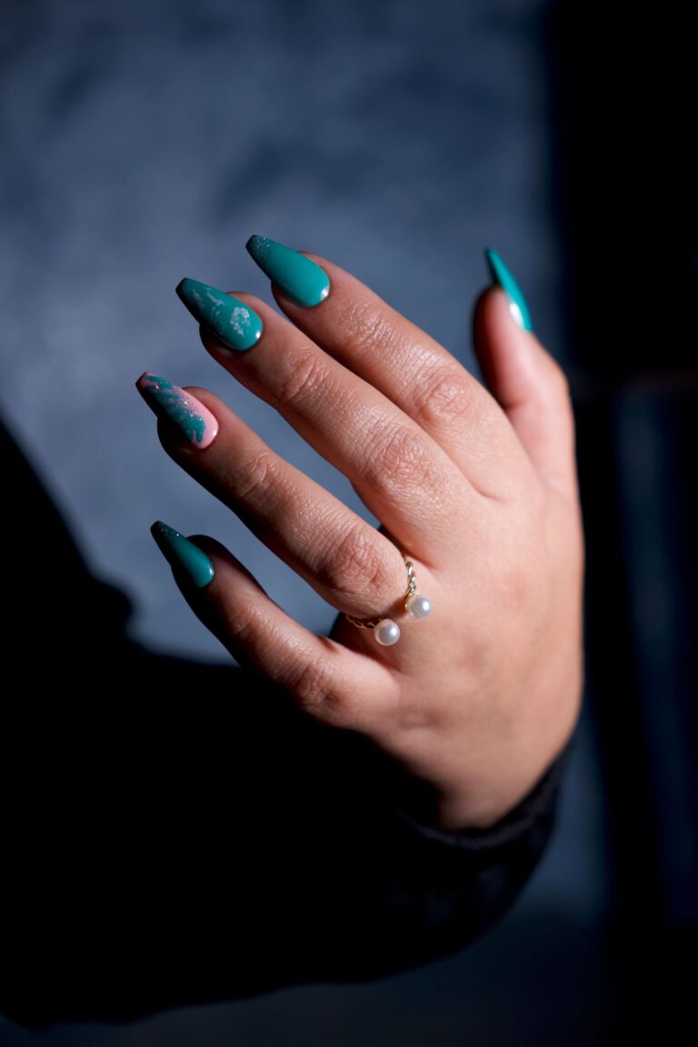 Seledynowe paznokcie – manicure