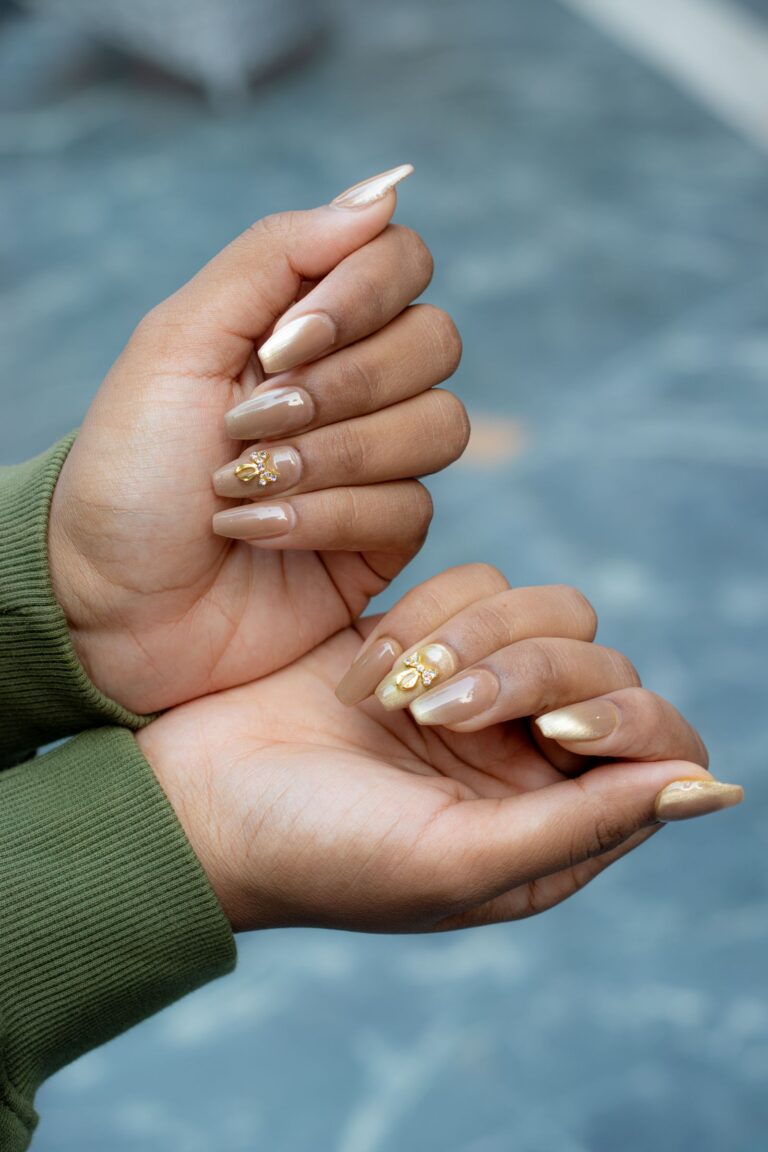Szampańskie paznokcie – manicure w kolorze szampańskiego złota