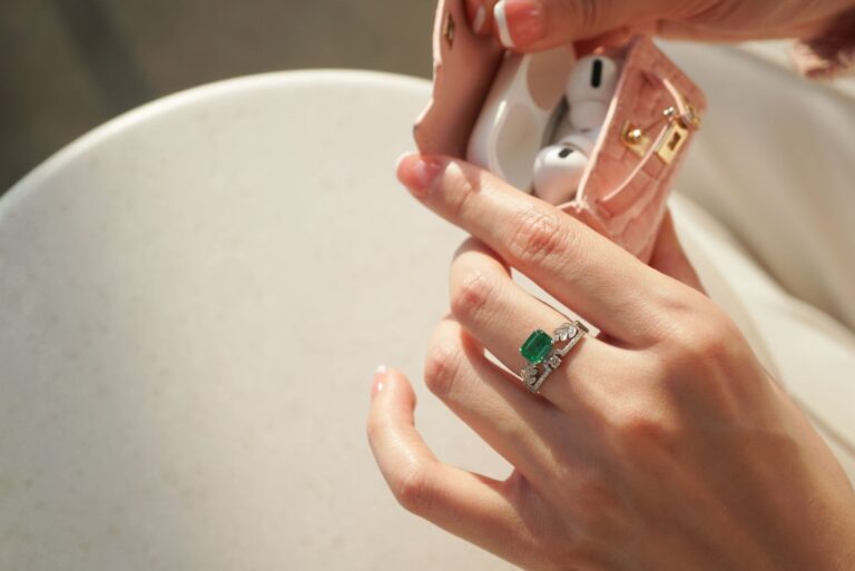 Szmaragdowe paznokcie – manicure