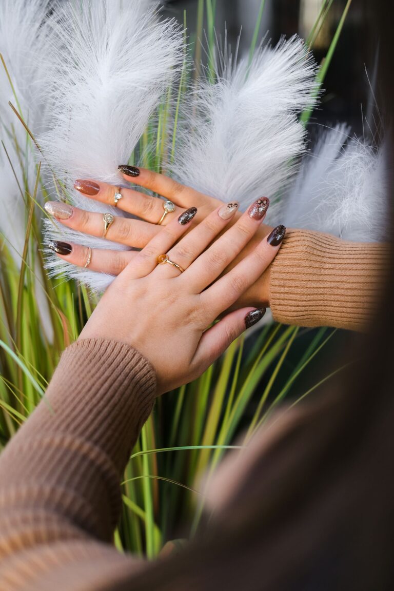 Paznokcie w kolorze toffi – manicure