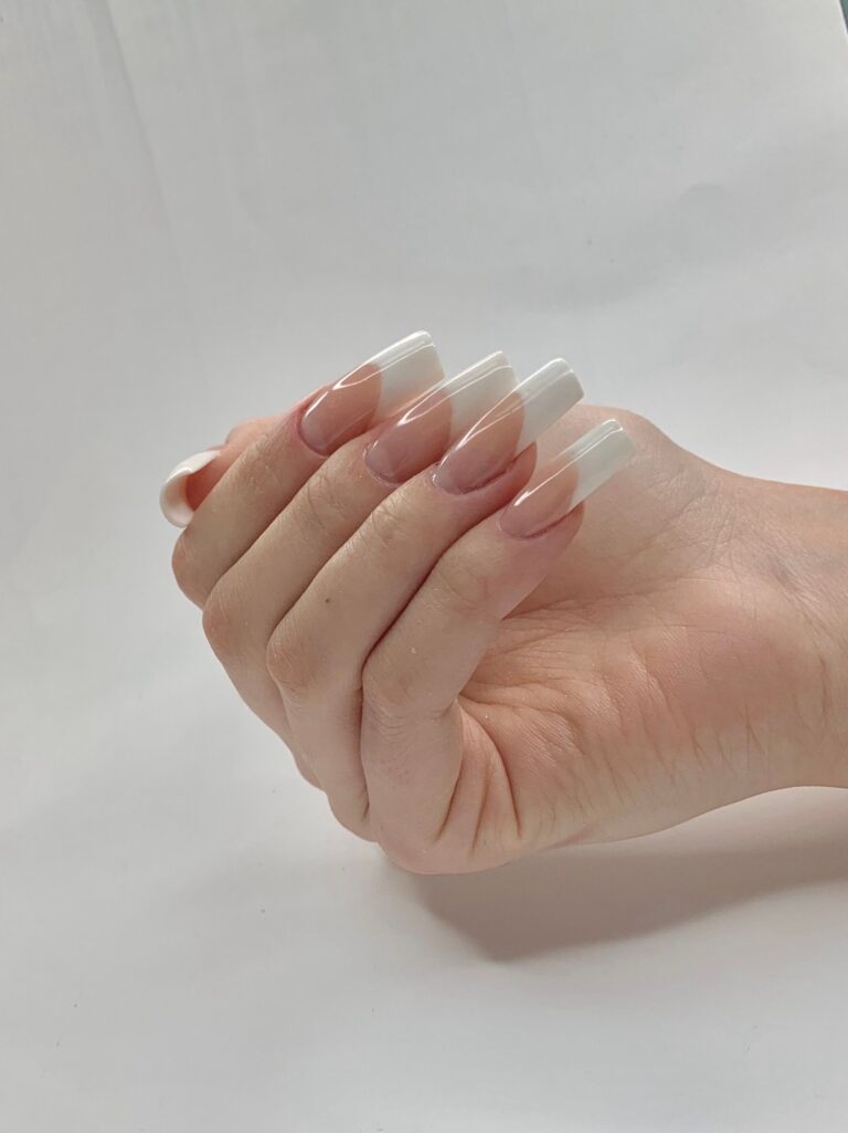 Zadbana dlon z delikatnym manicure z plynnym przejsciem od nasady do koncowki