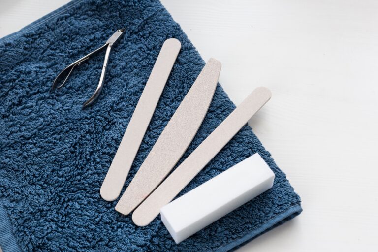 Zestaw narzedzi do manicure z cazkami do skorek i pilnikami