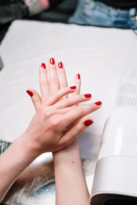 Akcesoria i kosmetyki potrzebne do manicure hybrydowego