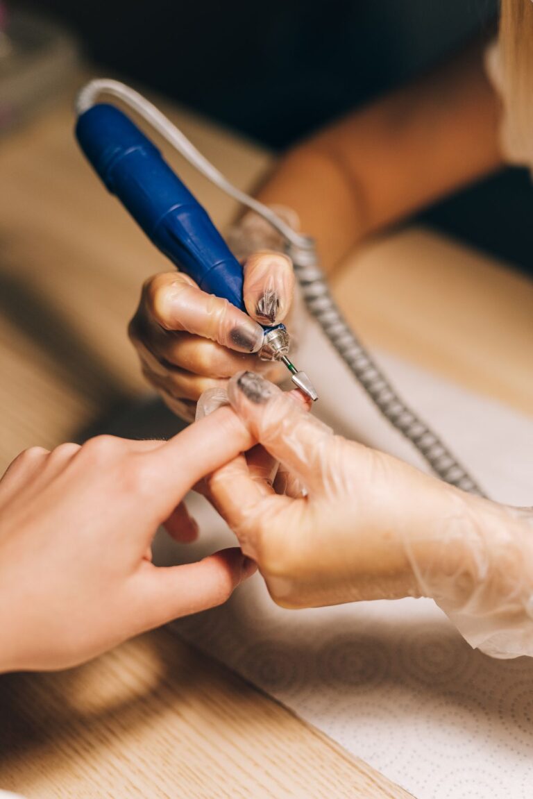Frezarka do paznokci dla początkujących w użyciu podczas manicure