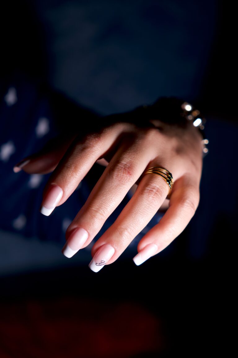 Dlon z delikatnym jasnym manicure w odcieniu nude