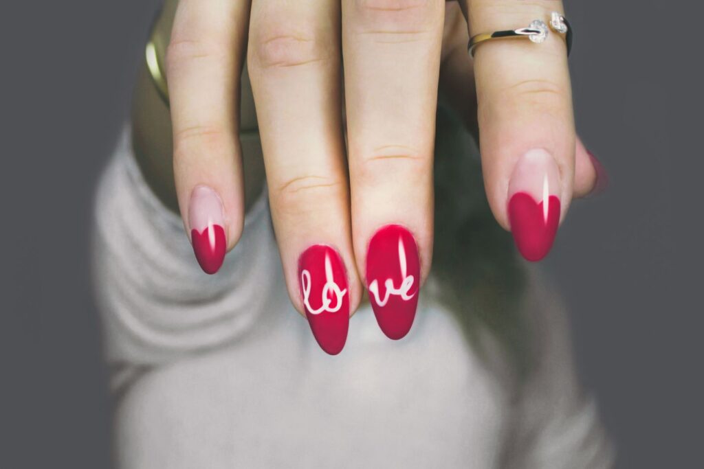 Manicure hybrydowy i lampa UV LED do paznokci