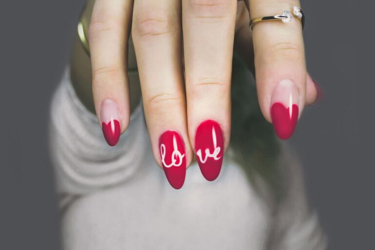 Manicure hybrydowy i lampa UV LED do paznokci