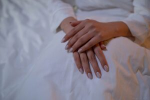 Eleganckie paznokcie – krótki owal w mlecznym nude, elegancki manicure