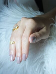 Paznokcie w kolorze gołębiej szarości – manicure