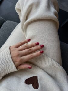 Paznokcie w kolorze grzanego wina – manicure