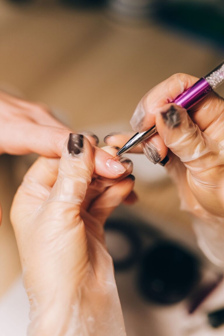 Manicure klasyczny - nakładanie lakieru na paznokcie podczas zabiegu w salonie