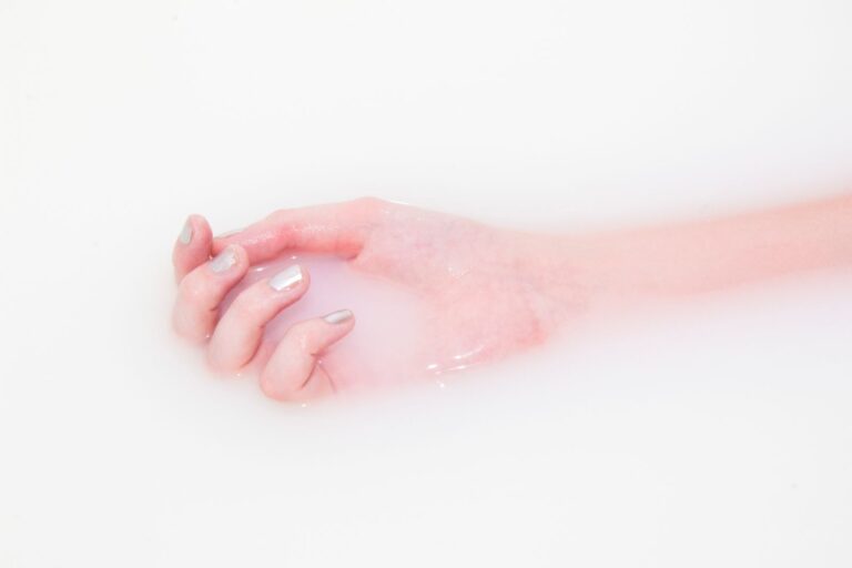 Mleczne paznokcie – manicure