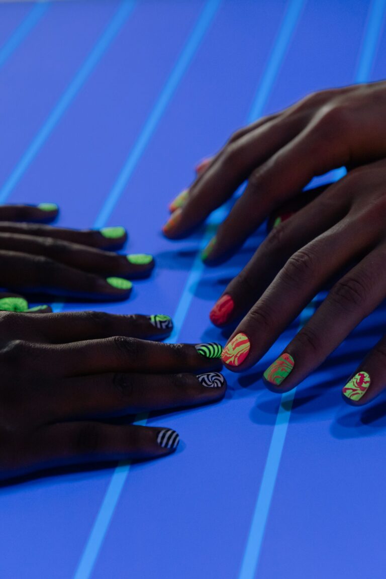 Neonowe paznokcie – manicure