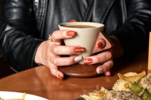 Orzechowe paznokcie – manicure