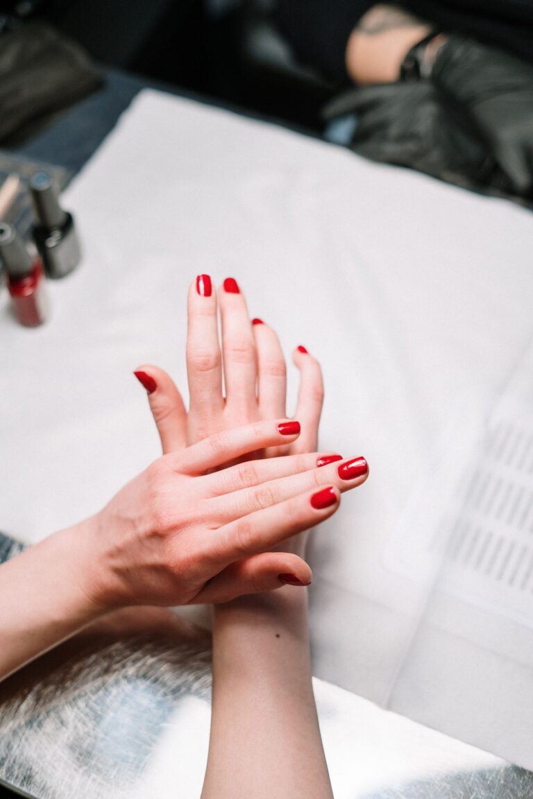 Trwały lakier do paznokci – manicure w czerwieni