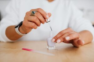 Domowy manicure hybrydowy z zestawu startowego – nakładanie lakieru hybrydowego