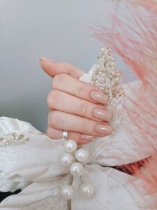 Vanilla latte nails – dłoń z manicure w kremowym, beżowym odcieniu